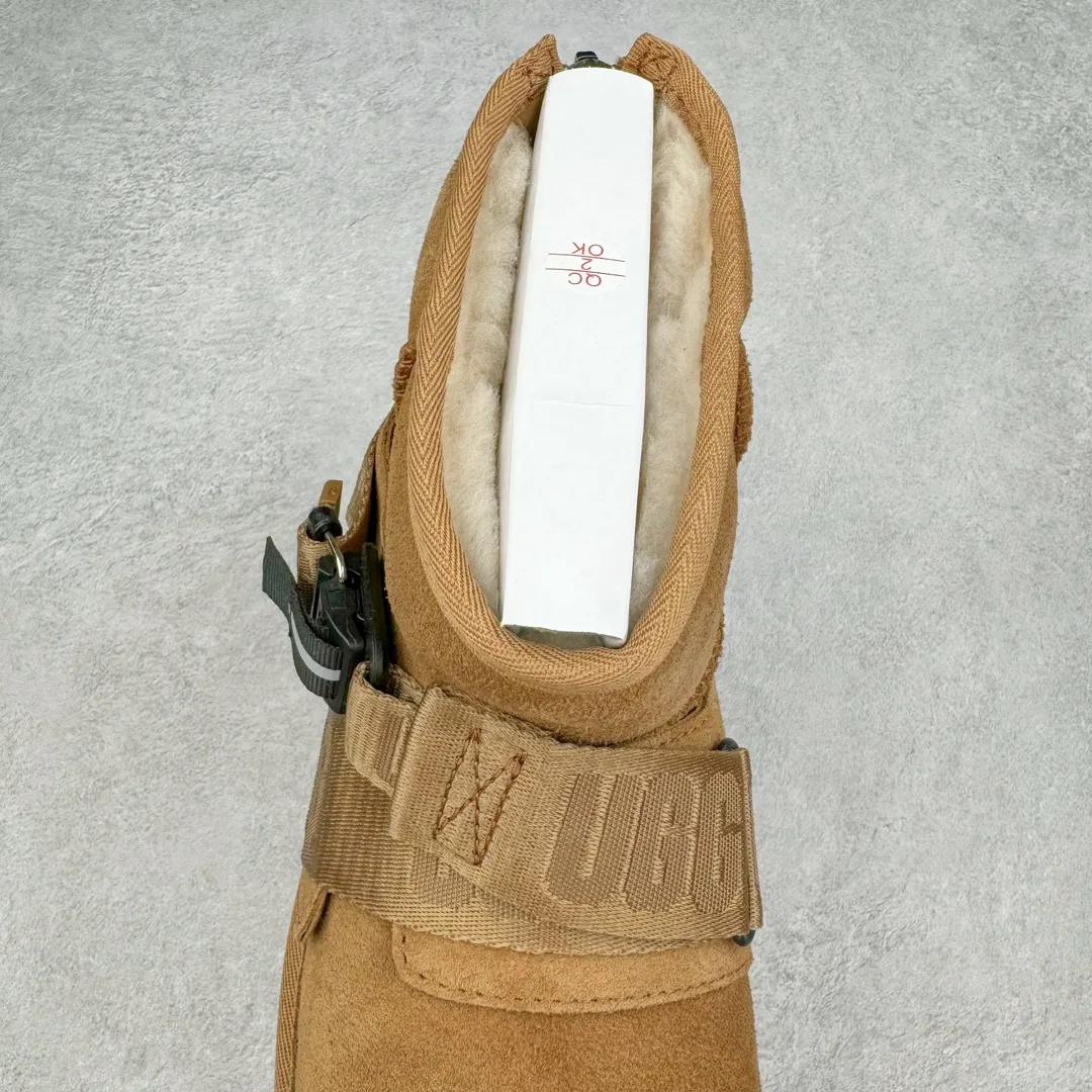 Pick up locally 💰640 UGG 5013 snap-on men's autumn and winter sheepskin and fur integrated snow boots. All shoes are made from the same factory as ZP. Longfeng A-grade Australian imported sheepskin and fur integrated men's boots. Brand OEM production line. Fully follow the ZP process. Original pattern maker of the OEM. Adhering to the principle of no original shoes and no development selection. Pay attention to every detail. The most authentic version on the market TREADLITE "Light Wing" technology outsole Lightweight/durable/flexible/pile size: 40 41 42 43 44 Coding: by3936050